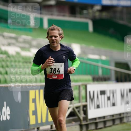 05.10.2025 - 20. swb-Marathon Bremen Michael Burmester http://msf.ph/oto/9324318 05.10.2025 12:25:24 Laufen im Stadion 153, 263, 364, 438, 559, 1068, 1077, 1162, 1289, 1539, 1921 meine-sportfotos.de