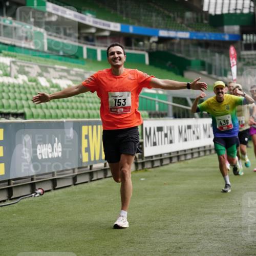 05.10.2025 - 20. swb-Marathon Bremen Michael Burmester http://msf.ph/oto/9324332 05.10.2025 12:25:28 Laufen im Stadion 153, 263, 364, 438, 559, 1068, 1077, 1162, 1289, 1921, 1539 meine-sportfotos.de