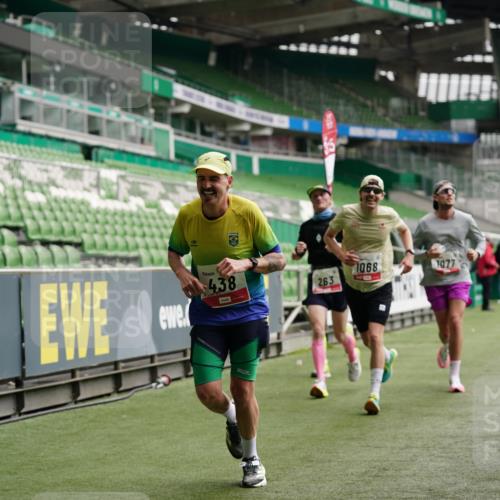 05.10.2025 - 20. swb-Marathon Bremen Michael Burmester http://msf.ph/oto/9324344 05.10.2025 12:25:30 Laufen im Stadion 153, 263, 364, 438, 559, 1068, 1077, 1162, 1289, 1921, 1539 meine-sportfotos.de