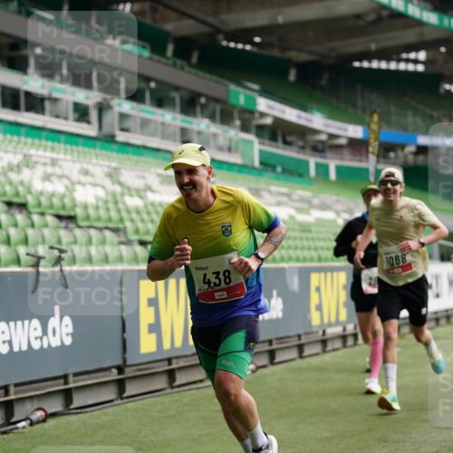 05.10.2025 - 20. swb-Marathon Bremen Michael Burmester http://msf.ph/oto/9324346 05.10.2025 12:25:31 Laufen im Stadion 153, 263, 364, 438, 559, 1068, 1077, 1162, 1289, 1921, 1539 meine-sportfotos.de