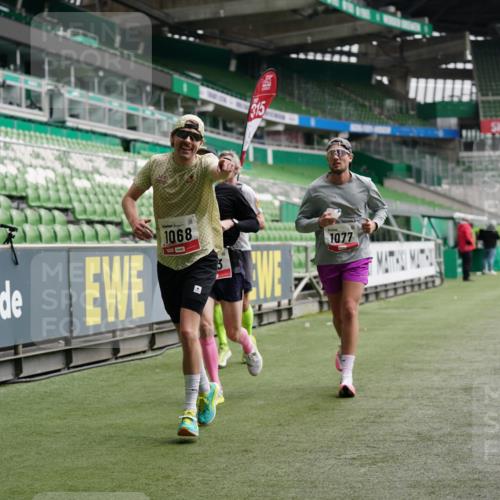 05.10.2025 - 20. swb-Marathon Bremen Michael Burmester http://msf.ph/oto/9324356 05.10.2025 12:25:32 Laufen im Stadion 153, 263, 364, 438, 559, 1068, 1077, 1162, 1289, 1921, 1539 meine-sportfotos.de
