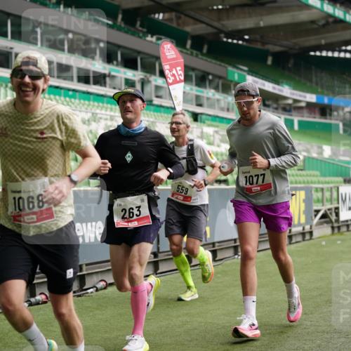 05.10.2025 - 20. swb-Marathon Bremen Michael Burmester http://msf.ph/oto/9324366 05.10.2025 12:25:33 Laufen im Stadion 153, 263, 364, 438, 559, 1068, 1077, 1162, 1289, 1921, 1539 meine-sportfotos.de
