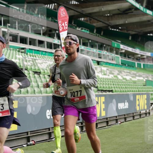 05.10.2025 - 20. swb-Marathon Bremen Michael Burmester http://msf.ph/oto/9324368 05.10.2025 12:25:33 Laufen im Stadion 153, 263, 364, 438, 559, 1068, 1077, 1162, 1289, 1921, 1539 meine-sportfotos.de