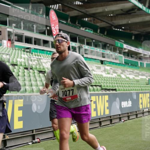 05.10.2025 - 20. swb-Marathon Bremen Michael Burmester http://msf.ph/oto/9324370 05.10.2025 12:25:33 Laufen im Stadion 153, 263, 364, 438, 559, 1068, 1077, 1162, 1289, 1921, 1539 meine-sportfotos.de