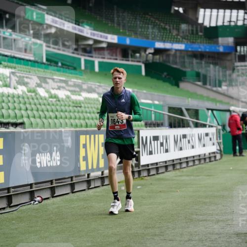 05.10.2025 - 20. swb-Marathon Bremen Michael Burmester http://msf.ph/oto/9324378 05.10.2025 12:25:46 Laufen im Stadion 153, 263, 364, 438, 559, 923, 1068, 1077, 1162, 1289, 1643, 1921, 1539 meine-sportfotos.de