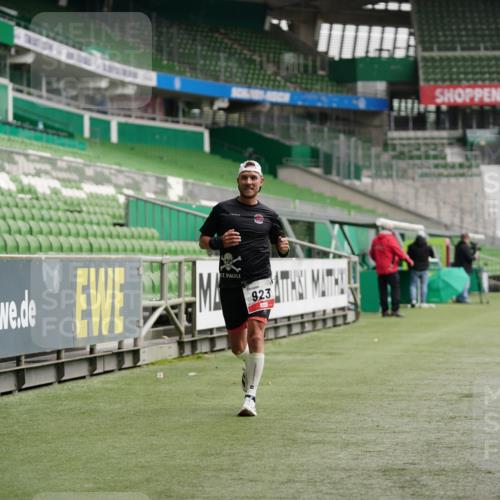 05.10.2025 - 20. swb-Marathon Bremen Michael Burmester http://msf.ph/oto/9324386 05.10.2025 12:25:50 Laufen im Stadion 153, 263, 364, 438, 559, 765, 923, 1068, 1077, 1289, 1643, 1921, 1162, 1921 meine-sportfotos.de