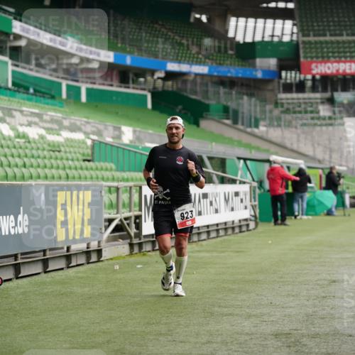 05.10.2025 - 20. swb-Marathon Bremen Michael Burmester http://msf.ph/oto/9324388 05.10.2025 12:25:50 Laufen im Stadion 153, 263, 364, 438, 559, 765, 923, 1068, 1077, 1289, 1643, 1921, 1162, 1921 meine-sportfotos.de