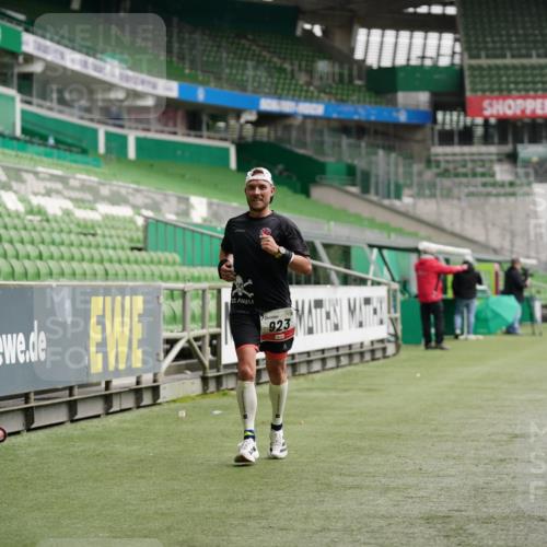 05.10.2025 - 20. swb-Marathon Bremen Michael Burmester http://msf.ph/oto/9324390 05.10.2025 12:25:50 Laufen im Stadion 153, 263, 364, 438, 559, 765, 923, 1068, 1077, 1289, 1643, 1921, 1162, 1921 meine-sportfotos.de