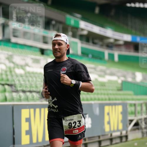 05.10.2025 - 20. swb-Marathon Bremen Michael Burmester http://msf.ph/oto/9324394 05.10.2025 12:25:52 Laufen im Stadion 153, 263, 364, 438, 559, 765, 923, 1068, 1077, 1289, 1643, 1162, 1921 meine-sportfotos.de