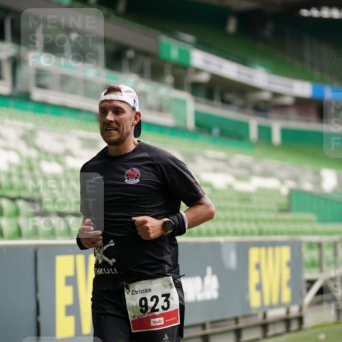 05.10.2025 - 20. swb-Marathon Bremen Michael Burmester http://msf.ph/oto/9324396 05.10.2025 12:25:52 Laufen im Stadion 153, 263, 364, 438, 559, 765, 923, 1068, 1077, 1289, 1643, 1162, 1921 meine-sportfotos.de