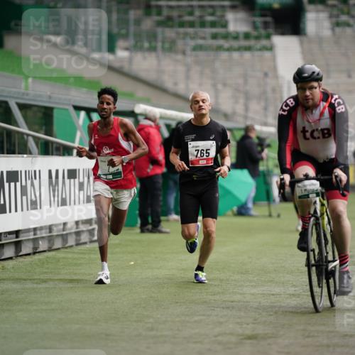 05.10.2025 - 20. swb-Marathon Bremen Michael Burmester http://msf.ph/oto/9324398 05.10.2025 12:25:58 Laufen im Stadion 5, 153, 263, 364, 438, 559, 765, 923, 1068, 1077, 1155, 1289, 1618, 1643, 1162, 1921 meine-sportfotos.de