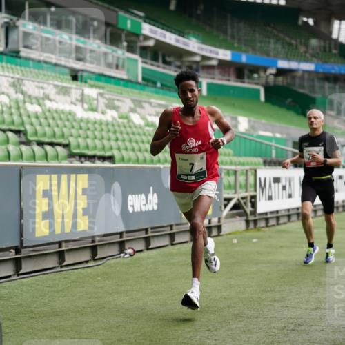 05.10.2025 - 20. swb-Marathon Bremen Michael Burmester http://msf.ph/oto/9324404 05.10.2025 12:26:01 Laufen im Stadion 5, 7, 153, 263, 364, 438, 559, 765, 923, 1068, 1077, 1155, 1618, 1643, 1162, 1289, 1921 meine-sportfotos.de