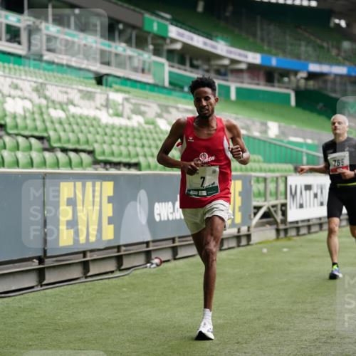 05.10.2025 - 20. swb-Marathon Bremen Michael Burmester http://msf.ph/oto/9324406 05.10.2025 12:26:01 Laufen im Stadion 5, 7, 153, 263, 364, 438, 559, 765, 923, 1068, 1077, 1155, 1618, 1643, 1162, 1289, 1921 meine-sportfotos.de