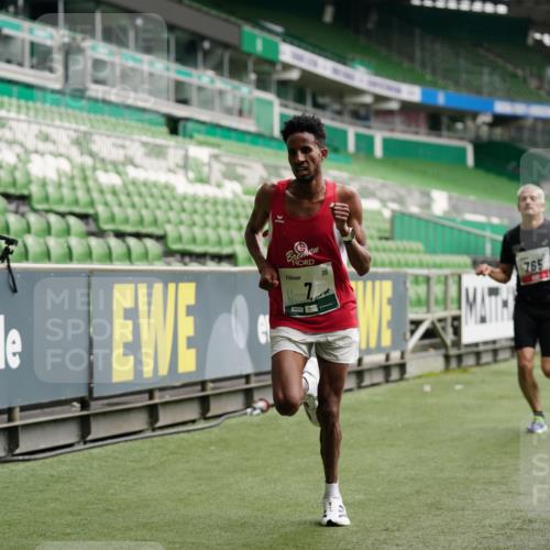 05.10.2025 - 20. swb-Marathon Bremen Michael Burmester http://msf.ph/oto/9324408 05.10.2025 12:26:01 Laufen im Stadion 5, 7, 153, 263, 364, 438, 559, 765, 923, 1068, 1077, 1155, 1618, 1643, 1162, 1289, 1921 meine-sportfotos.de