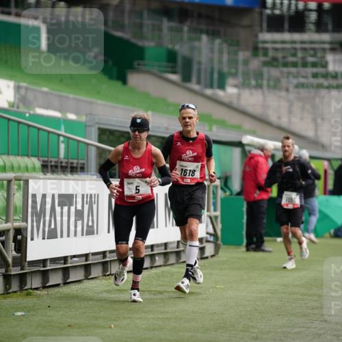 05.10.2025 - 20. swb-Marathon Bremen Michael Burmester http://msf.ph/oto/9324412 05.10.2025 12:26:05 Laufen im Stadion 5, 7, 153, 263, 364, 438, 559, 765, 923, 1068, 1077, 1155, 1618, 1643, 1162, 1289, 1921 meine-sportfotos.de