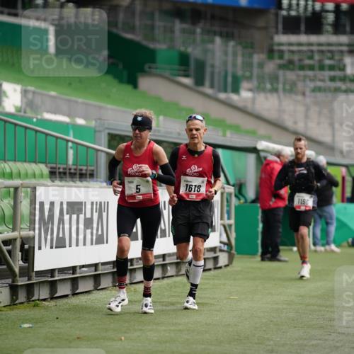 05.10.2025 - 20. swb-Marathon Bremen Michael Burmester http://msf.ph/oto/9324414 05.10.2025 12:26:05 Laufen im Stadion 5, 7, 153, 263, 364, 438, 559, 765, 923, 1068, 1077, 1155, 1618, 1643, 1162, 1289, 1921 meine-sportfotos.de