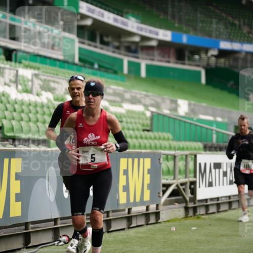 05.10.2025 - 20. swb-Marathon Bremen Michael Burmester http://msf.ph/oto/9324420 05.10.2025 12:26:08 Laufen im Stadion 5, 7, 153, 263, 364, 438, 559, 765, 923, 1068, 1077, 1155, 1618, 1643, 1162, 1289, 1921 meine-sportfotos.de