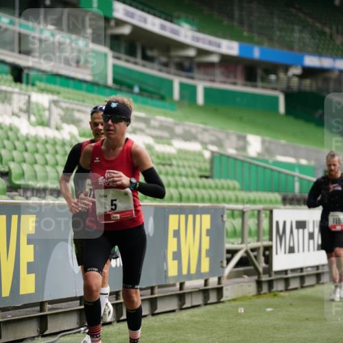 05.10.2025 - 20. swb-Marathon Bremen Michael Burmester http://msf.ph/oto/9324422 05.10.2025 12:26:08 Laufen im Stadion 5, 7, 153, 263, 364, 438, 559, 765, 923, 1068, 1077, 1155, 1618, 1643, 1162, 1289, 1921 meine-sportfotos.de