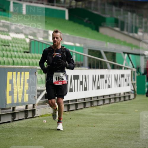 05.10.2025 - 20. swb-Marathon Bremen Michael Burmester http://msf.ph/oto/9324426 05.10.2025 12:26:10 Laufen im Stadion 5, 7, 153, 263, 438, 559, 765, 923, 1068, 1077, 1155, 1618, 1643, 364, 1289, 1921 meine-sportfotos.de