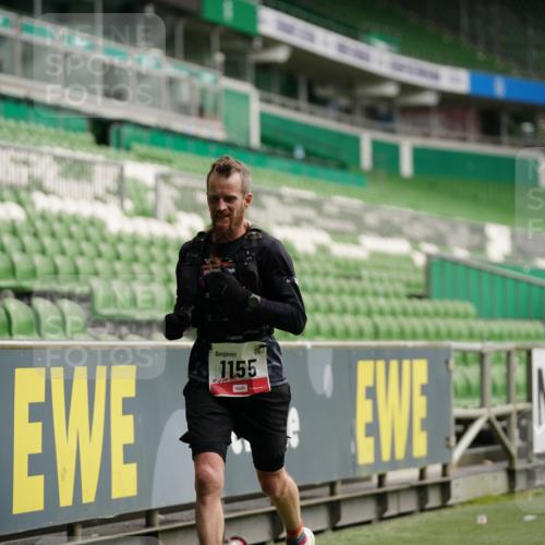 05.10.2025 - 20. swb-Marathon Bremen Michael Burmester http://msf.ph/oto/9324430 05.10.2025 12:26:11 Laufen im Stadion 5, 7, 153, 263, 438, 559, 765, 923, 1068, 1077, 1155, 1618, 1643, 364, 1289 meine-sportfotos.de