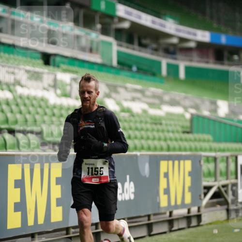 05.10.2025 - 20. swb-Marathon Bremen Michael Burmester http://msf.ph/oto/9324432 05.10.2025 12:26:11 Laufen im Stadion 5, 7, 153, 263, 438, 559, 765, 923, 1068, 1077, 1155, 1618, 1643, 364, 1289 meine-sportfotos.de
