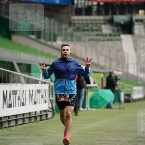 05.10.2025 - 20. swb-Marathon Bremen Michael Burmester http://msf.ph/oto/9324438 05.10.2025 12:26:27 Laufen im Stadion 5, 7, 765, 923, 942, 1155, 1618, 1643, 153, 263, 364, 438, 559, 1068, 1077 meine-sportfotos.de