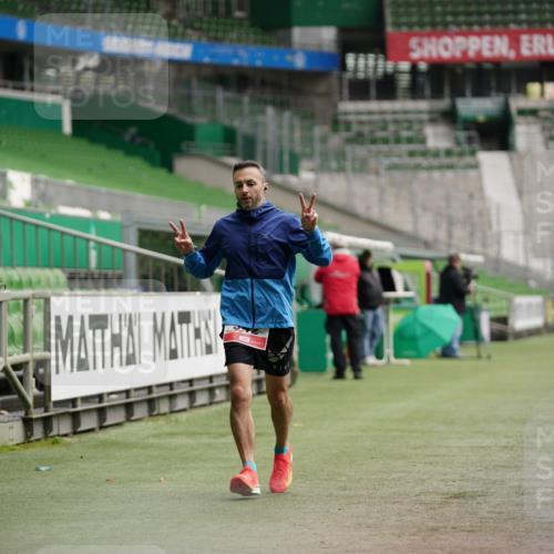 05.10.2025 - 20. swb-Marathon Bremen Michael Burmester http://msf.ph/oto/9324440 05.10.2025 12:26:28 Laufen im Stadion 5, 7, 765, 923, 942, 1155, 1618, 1643, 153, 263, 364, 438, 559, 1068, 1077 meine-sportfotos.de