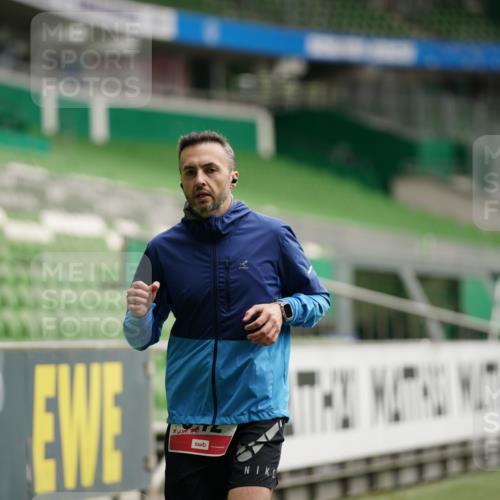 05.10.2025 - 20. swb-Marathon Bremen Michael Burmester http://msf.ph/oto/9324444 05.10.2025 12:26:30 Laufen im Stadion 5, 7, 765, 923, 942, 1155, 1571, 1618, 1643, 1969, 153, 263, 438, 559, 1068, 1077 meine-sportfotos.de
