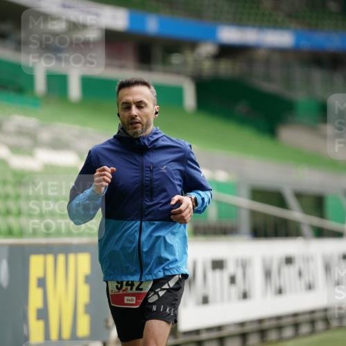 05.10.2025 - 20. swb-Marathon Bremen Michael Burmester http://msf.ph/oto/9324446 05.10.2025 12:26:30 Laufen im Stadion 5, 7, 765, 923, 942, 1155, 1571, 1618, 1643, 1969, 153, 263, 438, 559, 1068, 1077 meine-sportfotos.de