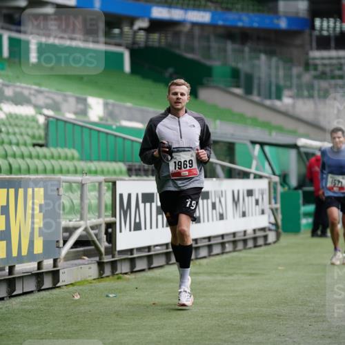 05.10.2025 - 20. swb-Marathon Bremen Michael Burmester http://msf.ph/oto/9324448 05.10.2025 12:26:44 Laufen im Stadion 5, 7, 765, 942, 1155, 1571, 1618, 1700, 1969, 923, 1643 meine-sportfotos.de
