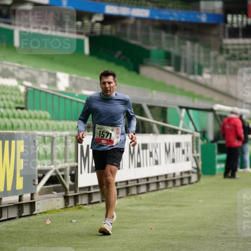 05.10.2025 - 20. swb-Marathon Bremen Michael Burmester http://msf.ph/oto/9324456 05.10.2025 12:26:47 Laufen im Stadion 5, 7, 765, 942, 1155, 1571, 1618, 1700, 1969, 923, 1643 meine-sportfotos.de