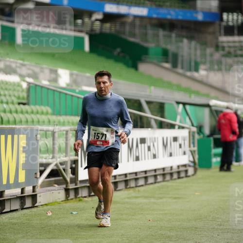 05.10.2025 - 20. swb-Marathon Bremen Michael Burmester http://msf.ph/oto/9324458 05.10.2025 12:26:47 Laufen im Stadion 5, 7, 765, 942, 1155, 1571, 1618, 1700, 1969, 923, 1643 meine-sportfotos.de