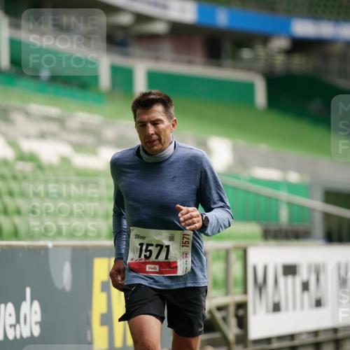 05.10.2025 - 20. swb-Marathon Bremen Michael Burmester http://msf.ph/oto/9324460 05.10.2025 12:26:49 Laufen im Stadion 5, 7, 765, 942, 1155, 1571, 1618, 1700, 1969, 765, 923, 1643 meine-sportfotos.de