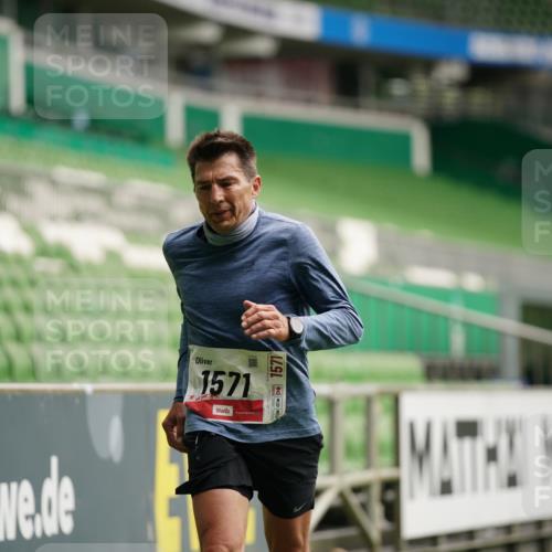 05.10.2025 - 20. swb-Marathon Bremen Michael Burmester http://msf.ph/oto/9324462 05.10.2025 12:26:49 Laufen im Stadion 5, 7, 765, 942, 1155, 1571, 1618, 1700, 1969, 765, 923, 1643 meine-sportfotos.de