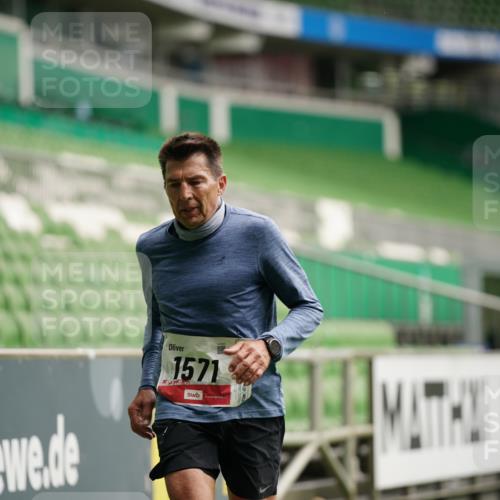 05.10.2025 - 20. swb-Marathon Bremen Michael Burmester http://msf.ph/oto/9324464 05.10.2025 12:26:49 Laufen im Stadion 5, 7, 765, 942, 1155, 1571, 1618, 1700, 1969, 765, 923, 1643 meine-sportfotos.de