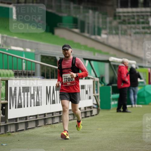 05.10.2025 - 20. swb-Marathon Bremen Michael Burmester http://msf.ph/oto/9324466 05.10.2025 12:26:53 Laufen im Stadion 5, 7, 942, 1155, 1571, 1618, 1700, 1969, 5, 765, 923, 1643 meine-sportfotos.de