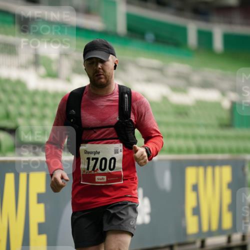 05.10.2025 - 20. swb-Marathon Bremen Michael Burmester http://msf.ph/oto/9324474 05.10.2025 12:26:57 Laufen im Stadion 7, 942, 1155, 1571, 1700, 1969, 5, 765, 923, 1618 meine-sportfotos.de