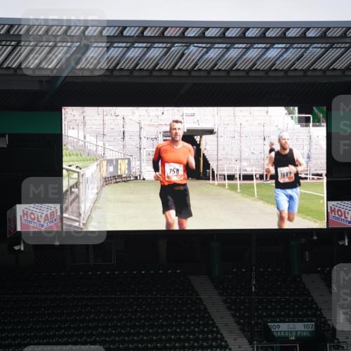 05.10.2025 - 20. swb-Marathon Bremen Michael Burmester http://msf.ph/oto/9324476 05.10.2025 12:27:05 Laufen im Stadion 942, 1571, 1700, 1969, 2175, 5, 7, 765, 1155, 1618 meine-sportfotos.de