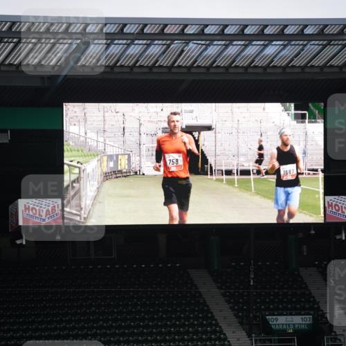 05.10.2025 - 20. swb-Marathon Bremen Michael Burmester http://msf.ph/oto/9324478 05.10.2025 12:27:05 Laufen im Stadion 942, 1571, 1700, 1969, 2175, 5, 7, 765, 1155, 1618 meine-sportfotos.de