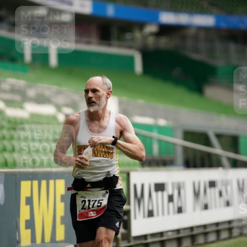 05.10.2025 - 20. swb-Marathon Bremen Michael Burmester http://msf.ph/oto/9324486 05.10.2025 12:27:16 Laufen im Stadion 303, 758, 942, 1571, 1687, 1700, 1969, 2175, 7, 1155 meine-sportfotos.de