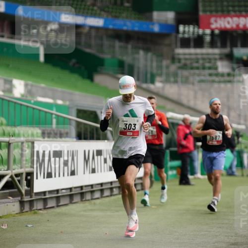 05.10.2025 - 20. swb-Marathon Bremen Michael Burmester http://msf.ph/oto/9324488 05.10.2025 12:27:19 Laufen im Stadion 303, 758, 1571, 1687, 1700, 1969, 2175, 7, 942 meine-sportfotos.de