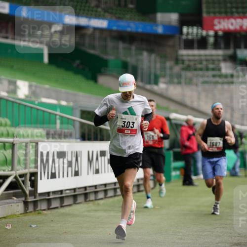 05.10.2025 - 20. swb-Marathon Bremen Michael Burmester http://msf.ph/oto/9324490 05.10.2025 12:27:19 Laufen im Stadion 303, 758, 1571, 1687, 1700, 1969, 2175, 7, 942 meine-sportfotos.de
