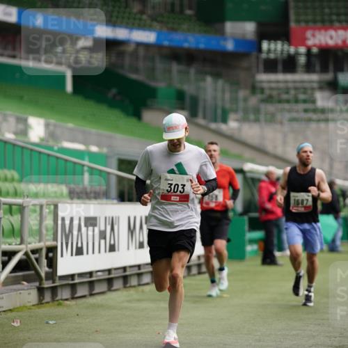 05.10.2025 - 20. swb-Marathon Bremen Michael Burmester http://msf.ph/oto/9324492 05.10.2025 12:27:19 Laufen im Stadion 303, 758, 1571, 1687, 1700, 1969, 2175, 7, 942 meine-sportfotos.de