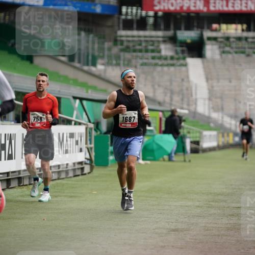 05.10.2025 - 20. swb-Marathon Bremen Michael Burmester http://msf.ph/oto/9324494 05.10.2025 12:27:20 Laufen im Stadion 303, 758, 1571, 1687, 1700, 1969, 2175, 942 meine-sportfotos.de