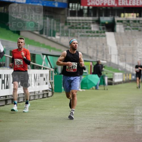 05.10.2025 - 20. swb-Marathon Bremen Michael Burmester http://msf.ph/oto/9324496 05.10.2025 12:27:20 Laufen im Stadion 303, 758, 1571, 1687, 1700, 1969, 2175, 942 meine-sportfotos.de