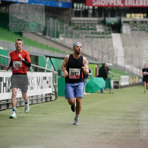 05.10.2025 - 20. swb-Marathon Bremen Michael Burmester http://msf.ph/oto/9324498 05.10.2025 12:27:20 Laufen im Stadion 303, 758, 1571, 1687, 1700, 1969, 2175, 942 meine-sportfotos.de