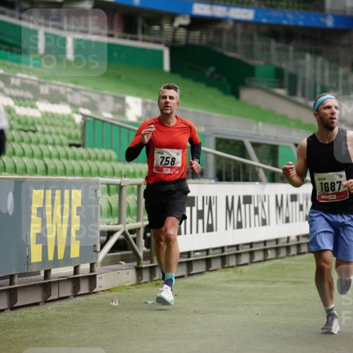 05.10.2025 - 20. swb-Marathon Bremen Michael Burmester http://msf.ph/oto/9324500 05.10.2025 12:27:21 Laufen im Stadion 303, 758, 1571, 1687, 1700, 1969, 2175, 942 meine-sportfotos.de