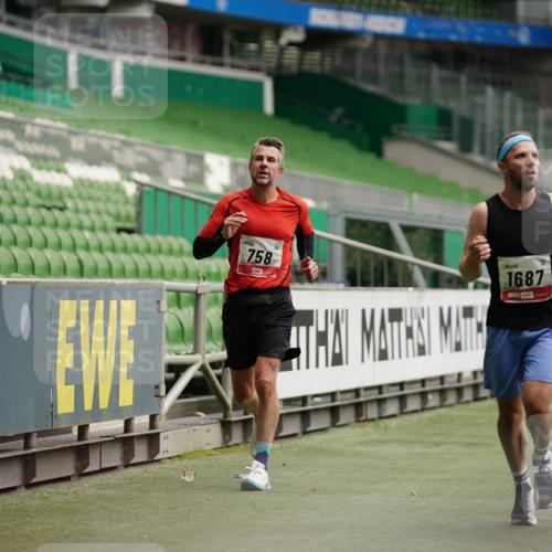 05.10.2025 - 20. swb-Marathon Bremen Michael Burmester http://msf.ph/oto/9324502 05.10.2025 12:27:21 Laufen im Stadion 303, 758, 1571, 1687, 1700, 1969, 2175, 942 meine-sportfotos.de