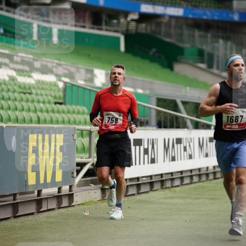 05.10.2025 - 20. swb-Marathon Bremen Michael Burmester http://msf.ph/oto/9324504 05.10.2025 12:27:22 Laufen im Stadion 303, 758, 1334, 1571, 1687, 1700, 1969, 2175, 942 meine-sportfotos.de