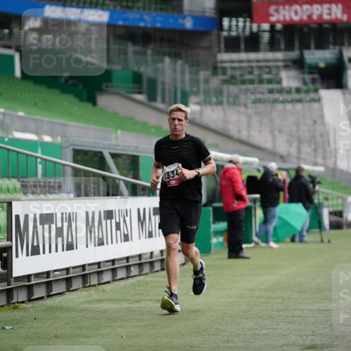 05.10.2025 - 20. swb-Marathon Bremen Michael Burmester http://msf.ph/oto/9324506 05.10.2025 12:27:32 Laufen im Stadion 258, 303, 758, 1303, 1334, 1687, 1700, 2175, 942, 1571, 1969 meine-sportfotos.de